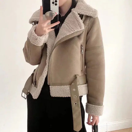 Campera de gamuza mujer con interior de lana, estilo biker oversized con cinturón. Elegante y cálida para moda urbana.