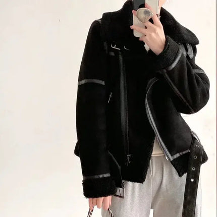 Campera Mujer de gamuza negra con interior de lana, diseño biker moderno, ideal para estilo urbano y comodidad.