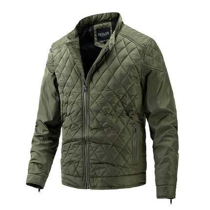 Campera Hombre en color verde oliva con diseño acolchado, ideal para el estilo urbano y casual. Campera Excellence para hombres modernos.