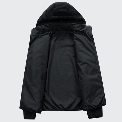 Campera Hombre Expedition negra con capucha ajustable, tres bolsillos con cierre y acabado de lana suave, ideal para exteriores.