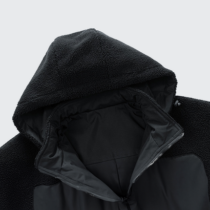 Campera Hombre Expedition negra con capucha ajustable, textura suave de lana, ideal para el frío y actividades al aire libre.