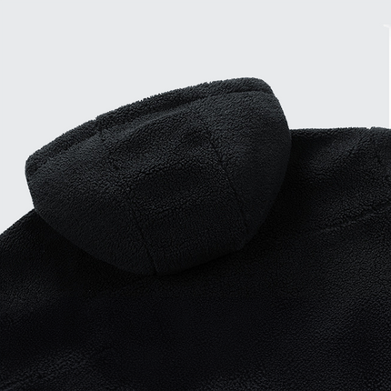 Capucha ajustable de la Campera Hombre Expedition, mostrando su textura de lana negra para protección contra el frío.