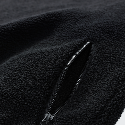 Detalle de bolsillo con cierre de la Campera Expedition de lana negra, ideal para hombre y actividades al aire libre.
