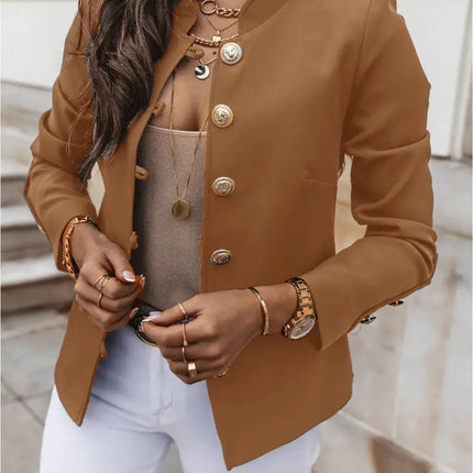 Mujer vistiendo una elegante campera Gabriela color marrón, moda femenina, Campera Mujer, estilo casual chic, tendencia argentina.