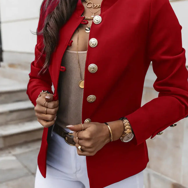 Campera Mujer Gabriela roja de moda con botones dorados, ideal para estilos urbanos. Confección elegante para mujeres argentinas.