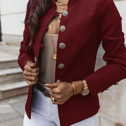 Mujer vistiendo Campera Gabriela en color burdeos. Moda femenina, estilo elegante. "Campera Mujer" clave para SEO.