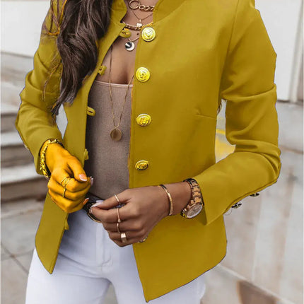 Campera Gabriela mujer color mostaza, estilo casual para moda femenina en Argentina, destacando botones dorados y diseño moderno.