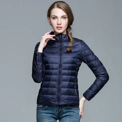 Mujer vistiendo la Campera Isabella en azul, abrigada y liviana, ideal para estilo urbano y elegante, "Campera Mujer"