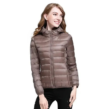Campera Mujer acolchada Isabella, liviana y elegante en color marrón, ideal para días fríos y looks urbanos sofisticados.