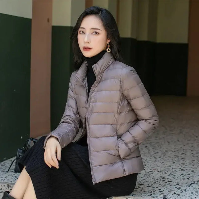 Mujer vistiendo campera Isabella acolchada, ideal para climas fríos. Campera elegante y liviana para looks urbanos sofisticados. Campera Mujer.