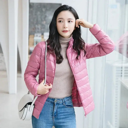Mujer vistiendo Campera Isabella acolchada y liviana, ideal para días fríos. Moda urbana, elegante y femenina. Campera Mujer.