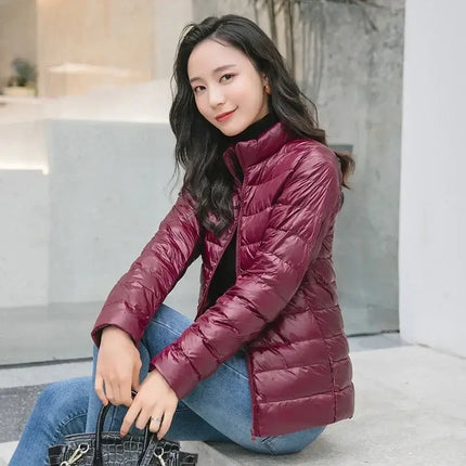 Mujer con Campera Isabella Acolchada Burdeos, destacando moda y calidez para looks urbanos elegantes. Chaqueta ideal para el frío.