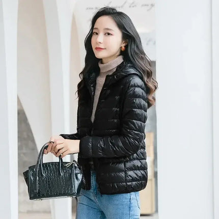 Mujer usando Campera acolchada Isabella en color negro, ideal para estilo urbano. Cómoda, elegante y perfecta para días fríos.
