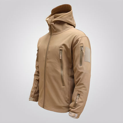 Campera Hombre impermeable beige con interior de polar, diseño de bolsillos sellados, ideal para días fríos y lluviosos.