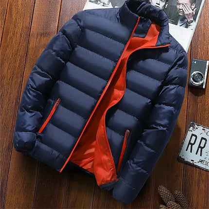Campera LightPuff acolchada azul para hombre, diseño moderno con interior naranja, ideal para el frío. Estilo y comodidad en uno.