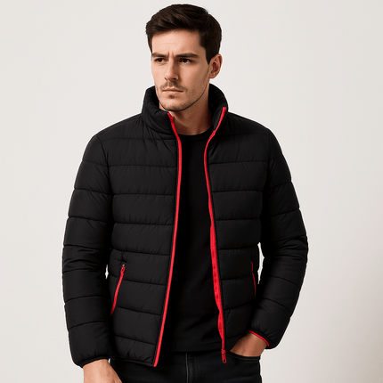 Hombre vistiendo Campera LightPuff acolchada negra con detalles en rojo, ideal para jóvenes buscando estilo y comodidad. Campera Hombre.