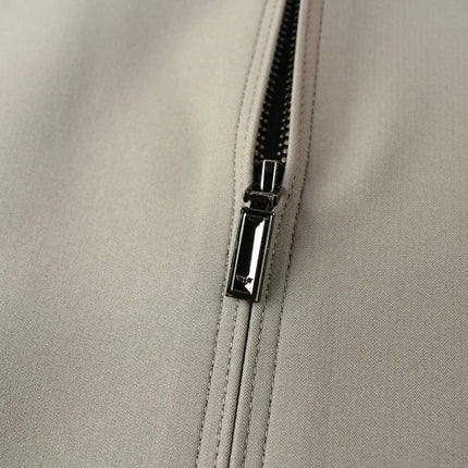 Cierre en la Campera Markus Blanc para Hombre, diseño liviano, cómodo y resistente a las arrugas.