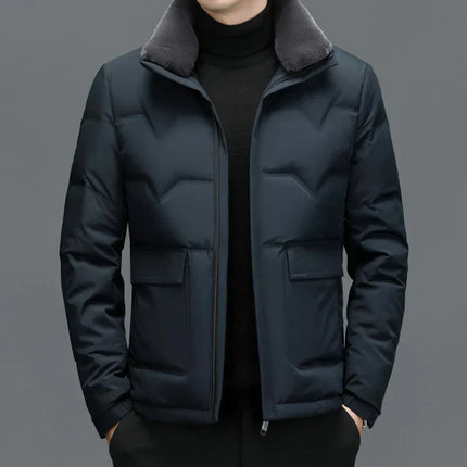 Hombre vistiendo campera Nilen con cuello desmontable de plumas, ideal para climas fríos. Estilo casual y elegante. Campera Hombre.