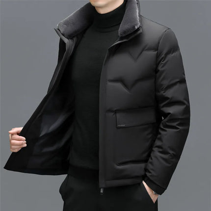 Campera Nilen para hombre en negro, con cuello desmontable y relleno de plumas, ideal para climas fríos, estilo casual y elegante.