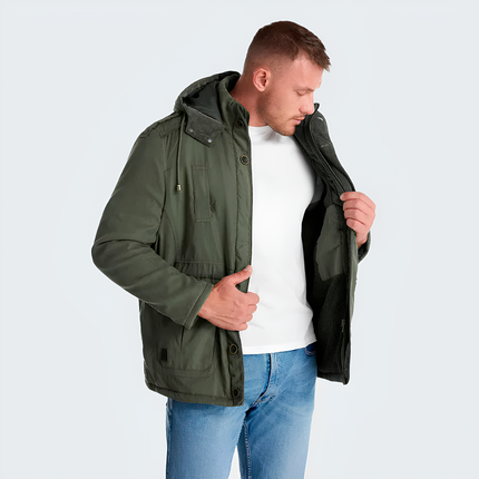 Hombre vistiendo Campera Outwear con diseño moderno y protección térmica, ideal para clima frío. Campera Hombre cómoda y elegante.