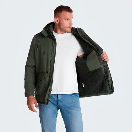 Hombre con Campera Outwear mostrando interior de material afelpado, ideal para soporte térmico hasta 0°C y estilo moderno.