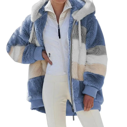 Campera oversize mujer con capucha y diseño tipo cachemira en azul y beige, perfecta para looks urbanos y días fríos. Campera Mujer ideal.