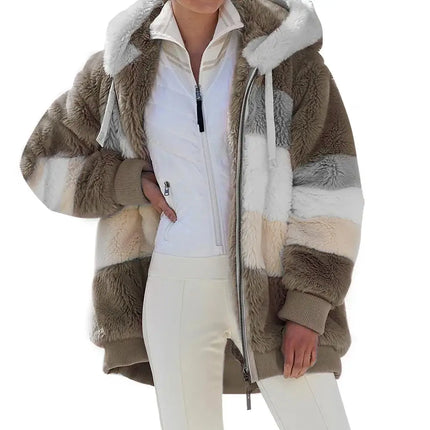 Campera oversize mujer con capucha y diseño de cachemira, ideal para clima frío. Estilo urbano y cómodo para un look moderno.