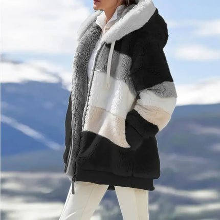 Mujer usando campera oversize negra y blanca con capucha, ideal para un look urbano en invierno. Campera Mujer estilo CozyStreet.