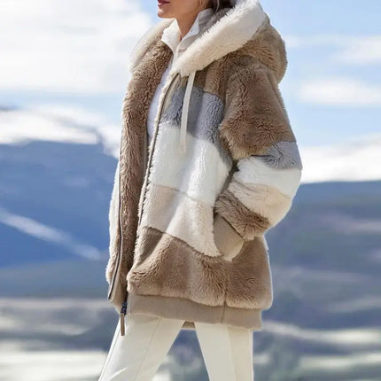 Campera oversize mujer con capucha, diseño cachemira, ideal para looks urbanos en días fríos. Chaqueta cómoda y de felpa suave.