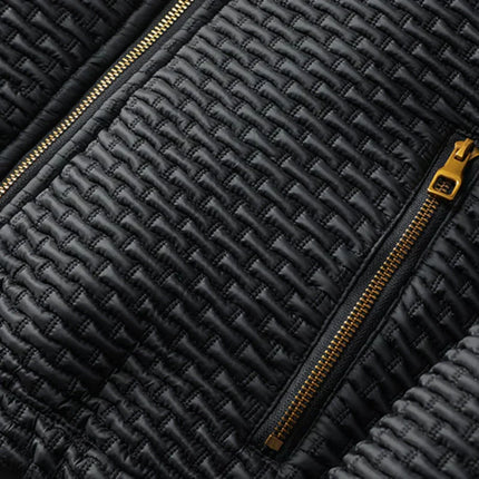 Detalle de la Campera Ron acolchada para hombre con cremallera dorada, hecha de materiales de alta calidad. Ideal para cualquier temporada.