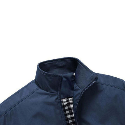 Campera Social Moritz en azul marino, diseño elegante para hombres, ideal como campera hombre, con forro a cuadros discretos.