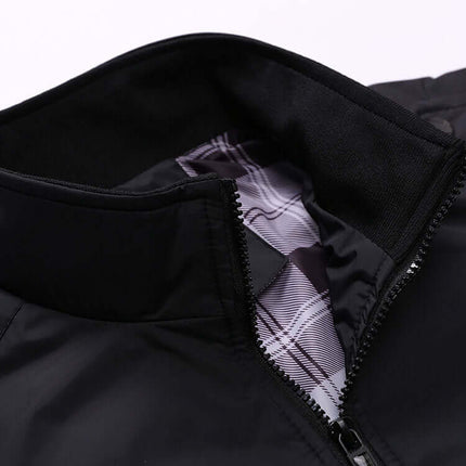 Campera William Elegance para hombre en negro, vista de cerca del cuello con forro a cuadros elegantes.