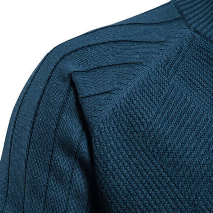 Campera hombre Leon azul, tejido fino de algodón y acrílico con patrones geométricos y terminaciones acanaladas.