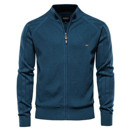 Campera Hombre azul de tejido fino con patrón geométrico, cierre metálico decorativo y terminaciones acanaladas para un ajuste perfecto.