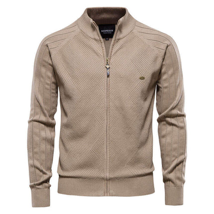 Campera hombre de tejido fino en color beige, con patrón geométrico y cierre metálico. Ideal para estilo y confort diario.