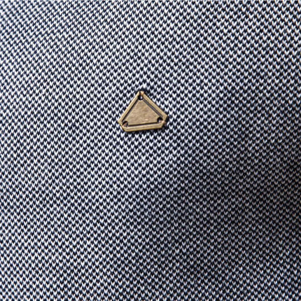 Detalle de diseño en tejido de una campera hombre estilo Madrid