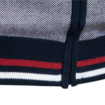 Campera Hombre: detalle de diseño del cardigan Madrid con rayas rojas, negras y blancas.