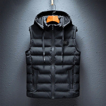 Campera hombre chaleco negro acolchado con capucha, confeccionado en algodón, versátil y cómodo con bolsillos amplios y cierre completo.