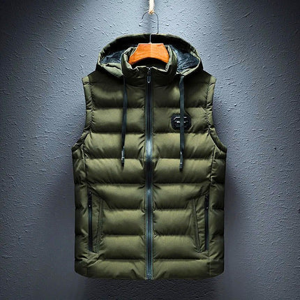 Campera de hombre verde con capucha en algodón, cierre completo y bolsillos amplios para confort y abrigo superior.