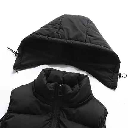 Chaleco ThermoShield negro con capucha desmontable, diseño sin mangas, relleno cálido ideal para bajas temperaturas. Campera Hombre.