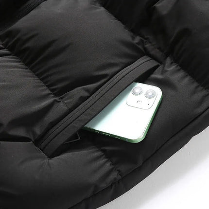 Bolsillo del chaleco ThermoShield negro con teléfono, destacando su funcionalidad para hombres. Campera Hombre ideal para el frío.