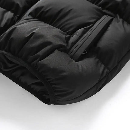 Detalle del Chaleco ThermoShield sin mangas con capucha desmontable, diseño moderno y funcional para bajas temperaturas. Campera Hombre.