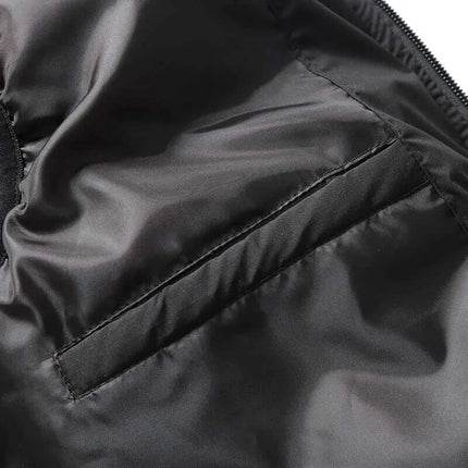 Detalle del interior del Chaleco ThermoShield con capucha desmontable, Campera Hombre ideal para el frío, diseño moderno y funcional.