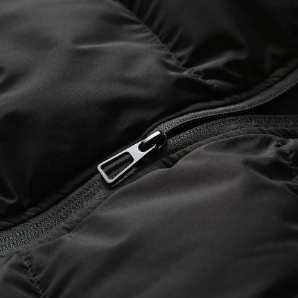 Detalle del cierre del Chaleco ThermoShield sin mangas y capucha desmontable, campera hombre ideal para frío.