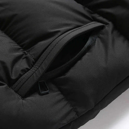Detalle del Chaleco ThermoShield con bolsillo, ideal para el frío; campera hombre sin mangas con capucha desmontable.