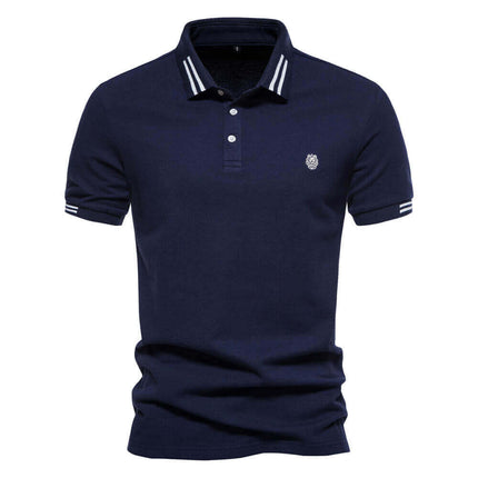 Chomba hombre clásica de algodón azul oscuro con cuello polo y detalles en mangas, ideal para un look elegante y cómodo.