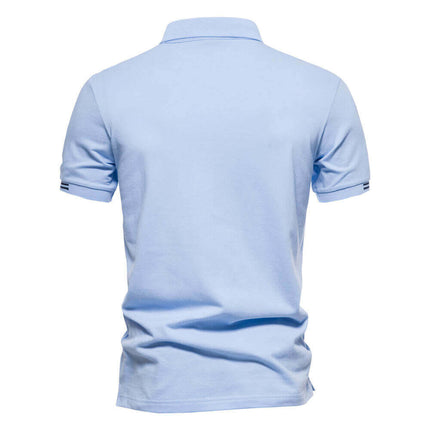 Chomba clásica de hombre 100% algodón en color azul claro, vista trasera. Ideal para estilo casual y comodidad. Disponible en Argentina.