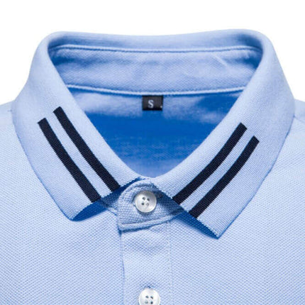 Chomba 100% algodón clásico para hombre en color azul con detalles en el cuello, ideal para un estilo casual y moderno.