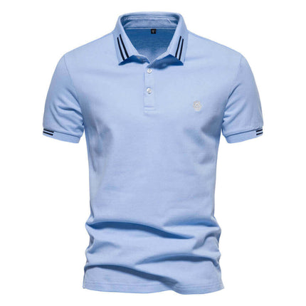 Chomba 100% algodón clásica para hombre en azul claro con diseño elegante, ideal para estilo casual. Modas en chombas hombre.