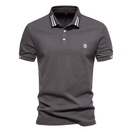 Chomba 100% algodón clásico para hombre en gris oscuro con cuello polo, ideal para un estilo casual y elegante.
